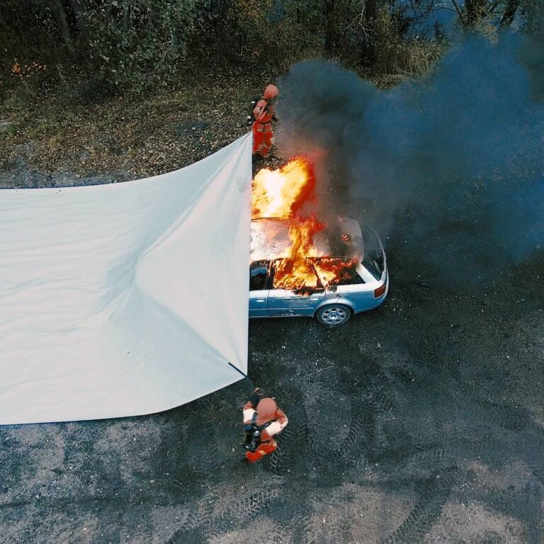 Texfire brannteppe i bruk på bil som brenner.